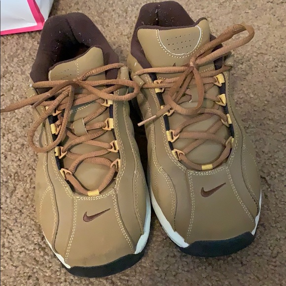 tan nike running shoes